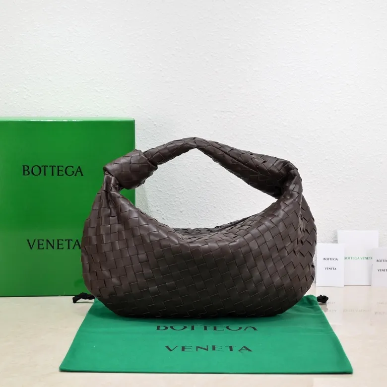 Batch 1860 large Jodie handbag, new arrival in early spring#, cool style, retro style, full of vitality, free and easy, distinctive personality brings multi-layered charm to daily wardrobe~ 🔝The soft and flowing fabric conveys a soft touch# A relaxed and comfortable feeling is newly interpreted in the silhouette· Croissant woven sheepskin Size: width 40 height 48 thickness 16 [6698#]